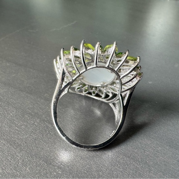 “Sunburst” Mother of Pearl & Peridot Ring - Picture 6 of 8